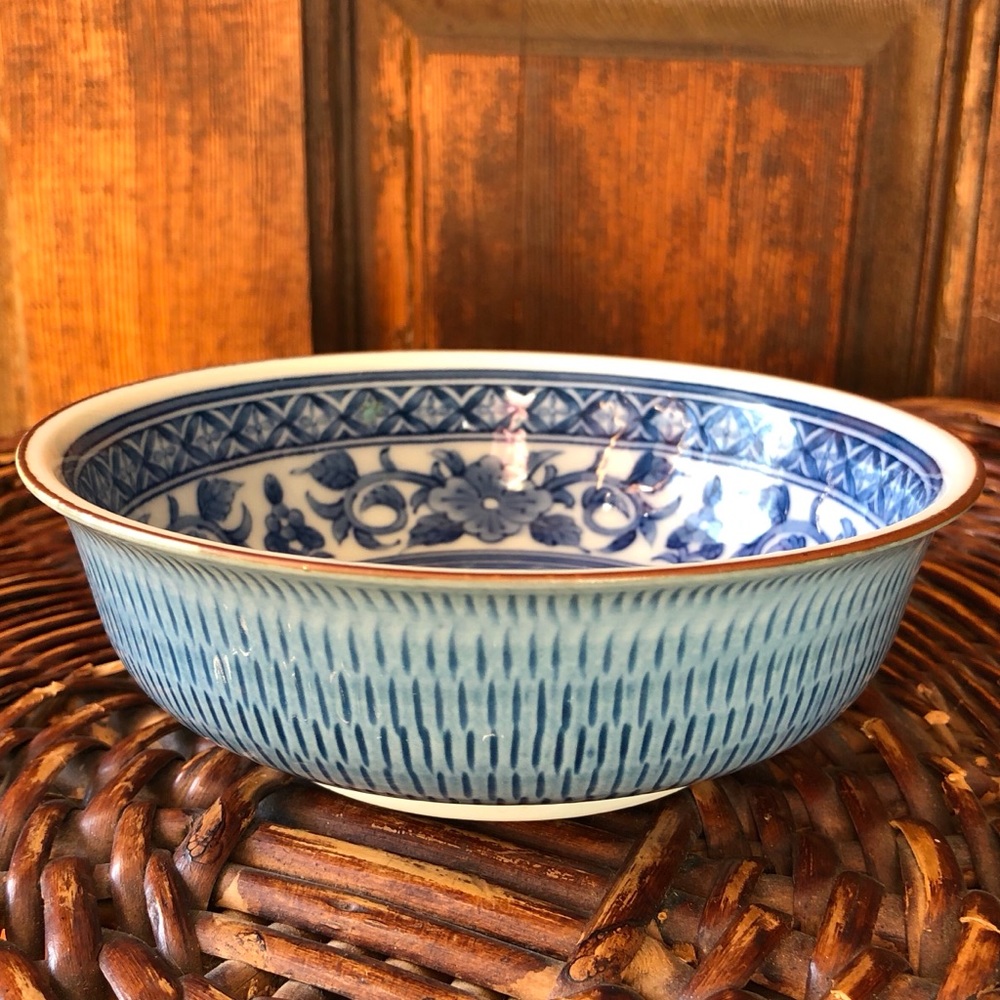 Small Hand-Painted Japanese Bowl - Picture 2 of 8